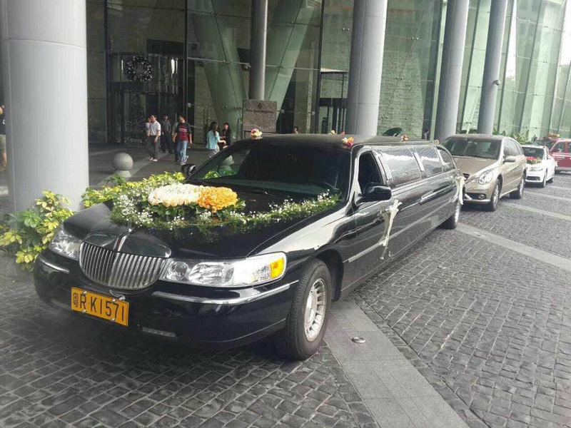 加長(zhǎng)林肯黑色新款婚慶花車(chē)
